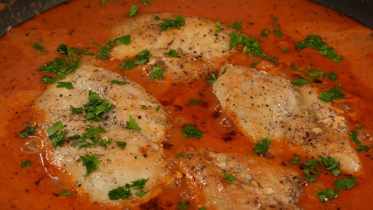 Chicken in tomato-cream sauce: if you love quick meals, try this recipe!