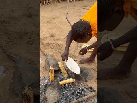 Desert girl roast maize corn in the hot sun of the jungle #morningroutine #desertlife