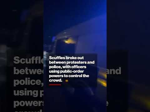 Furious Anti-Migrant Protesters Clash With Police As 149 Migrants Arrive In UK #shorts