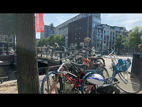 Amsterdam: strade chiuse alle auto e parcheggi sottomarini per le bici