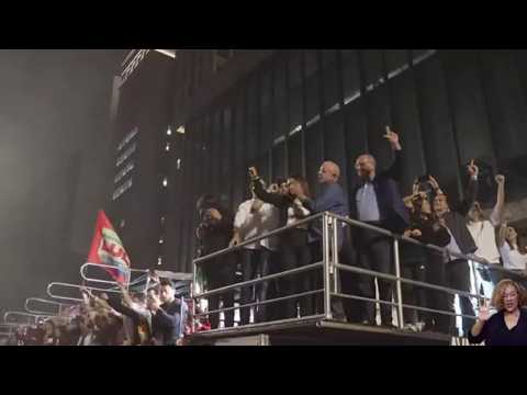 Lula festeggia la vittoria alle elezioni in Brasile e bacia la moglie Janja Silva