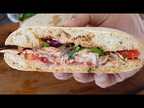 Pane Cunzato Calabrese il Panino da portare sotto l'ombrellone a mare