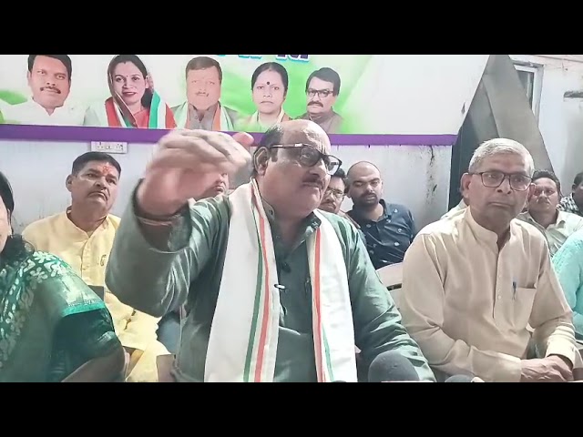 #news #politics #congress #bjp #korba #chhattisgarh 



जयसिंह अग्रवाल ने कहा कि कलेक्टर उन्हें निर्देश देने वाले कौन होते हैं और वे उनके चपरासी नहीं,निवेदन करते तो शायद हटा देते, नोटिस का जवाब देंगे,कलेक्टर ने कहा कानून व्यवस्था बनाए रखने किया जारी


कोरबा में पूर्व मंत्री जयसिंह अग्रवाल और कलेक्टर अजीत वसंत के बीच एक फोटो को लेकर विवाद हो गया है। जयसिंह अग्रवाल ने अपने फेसबुक प्रोफाइल पर एक फोटो पोस्ट की थी, जिसमें पूर्व मंत्री ननकीराम कंवर की फोटो थी। कलेक्टर ने इसे दुर्भावनापूर्ण तरीके से पोस्ट करने का आरोप लगाया है और पोस्ट हटाने का निर्देश दिया है।

 जयसिंह अग्रवाल ने अपने फेसबुक प्रोफाइल पर ननकीराम कंवर की फोटो पोस्ट की थी।
 कलेक्टर अजीत वसंत ने जयसिंह अग्रवाल को नोटिस जारी कर पोस्ट हटाने का निर्देश दिया है।

जयसिंह अग्रवाल ने कहा कि वे कलेक्टर के निर्देश को नहीं मानेंगे और पोस्ट नहीं हटाएंगे। उन्होंने कहा कि अगर कलेक्टर निवेदन करते तो शायद वे पोस्ट हटा सकते थे, लेकिन अब नहीं हटाएंगे।

जयसिंह अग्रवाल ने कहा कि ननकीराम कंवर की फोटो को गलत तरीके से पेश किया गया है और यह उनके लिए अपमानजनक है।

 जयसिंह अग्रवाल ने कहा कि कलेक्टर उन्हें निर्देश देने वाले कौन होते हैं और वे उनके चपरासी नहीं हैं।

 जयसिंह अग्रवाल ने कहा कि वे पोस्ट नहीं हटाएंगे और कलेक्टर के निर्देश को नहीं मानेंगे।

 इस विवाद को लेकर आगामी दिनों में टकराव बढ़ने की संभावना है और देखना होगा कि यह मामला आगे कितना विस्तार लेता है।

कलेक्टर अजीत वसंत ने बताया कि शासन के निर्देशानुसार जिले में कानून व्यवस्था बनाए रखने की जिम्मेदारी कलेक्टर की होती है। अगर किसी व्यक्ति के किसी कार्य या शब्दों से कानून व्यवस्था की समस्या उत्पन्न होने की संभावना होती है, तो उसे नोटिस जारी किया जाता है।