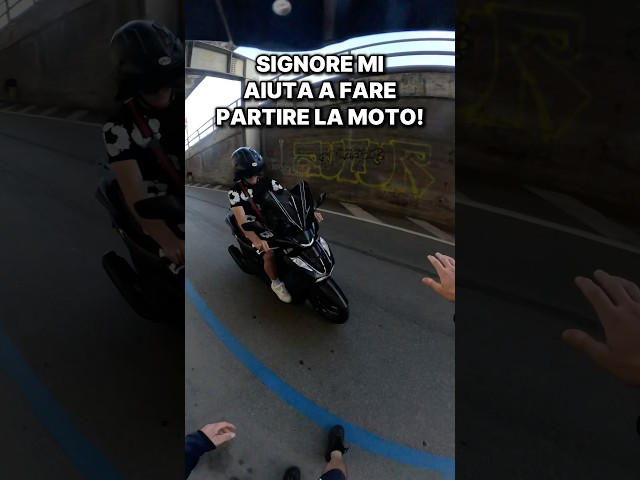 SIGNORE MI AIUTA AD ACCENDERE LA MOTO! #shorts