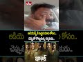Film Director Mohan Srivatsa:ఆడియెన్స్ కి ఇచ్చిన మాట కోసం.. చెప్పుతో కొట్టుకున్న దర్శకుడు..  | hmtv  - 01:31 min - News - Video