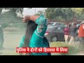 Parliament Security Breach: अकेला नहीं था लोकसभा में कूदने वाला शख्स, ये महिला भी हिरासत में ली गई  - 01:17 min - News - Video