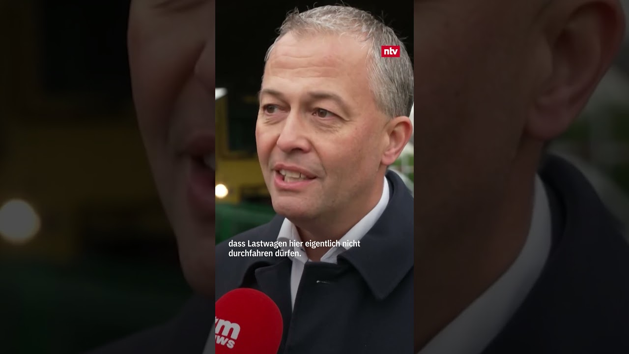 Lkw rangiert ewig auf Bahnübergang - aber schafft es nicht | ntv