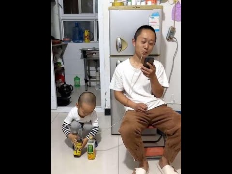 这次给爸爸换成料酒，让他尝尝....#爸爸带娃 #搞笑父子 #熊孩子