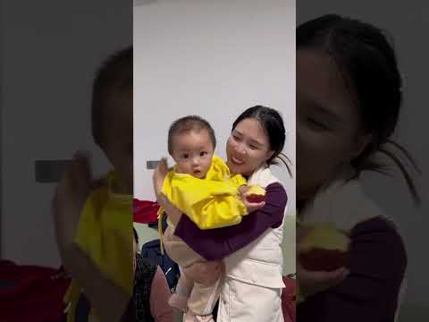 94年的我,常年外出打工把孩子放在老家是请人照看,不想让孩子在继续成留守儿童,今年决定辞职回家带孩子了! 坐了2天夜车终于到家了,孩子们知道我今天回家,一放学早早的就到楼下等我了!当看见妈妈的瞬间,