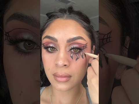 Spooky look 🕷️🕸️ #halloweenlooks #spookyseaon #fyp #halloweenmakeup #halloweenlooks