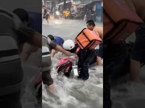 Mưa cuốn trôi xe