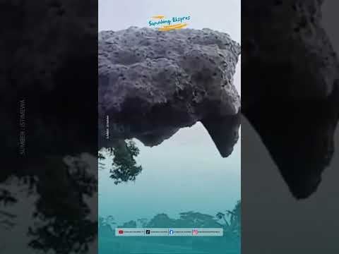 Diduga Dari Limbah Pabrik, Gumpalan Busa Misterius Gegerkan Warga Subang