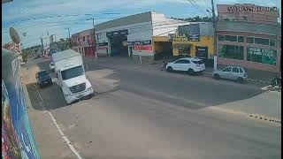 Motociclista se perde e entra embaixo de caminhão em Camaquã

