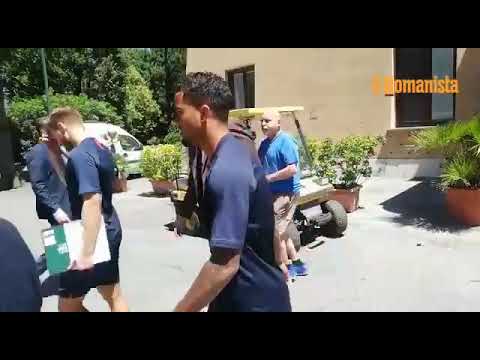 VIDEO - Villa Stuart, la risposta di Kluivert a un tifoso: