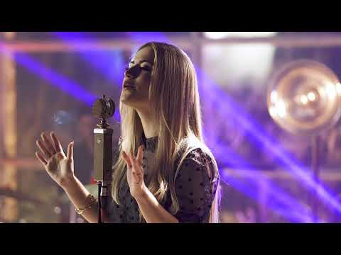 Camila Holanda – Escutar tua voz