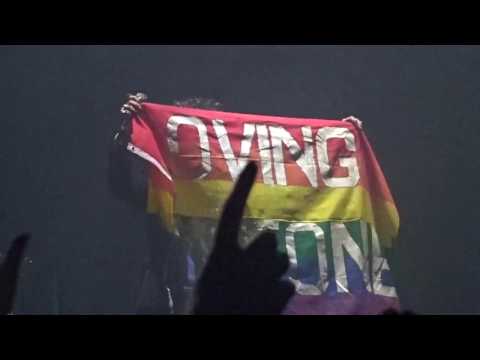 Matty Healy of The 1975 comes out as gay in their Manchester Arena concert