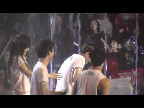 Jonghyun teasing Baekhyun - SMtown 2012 LA