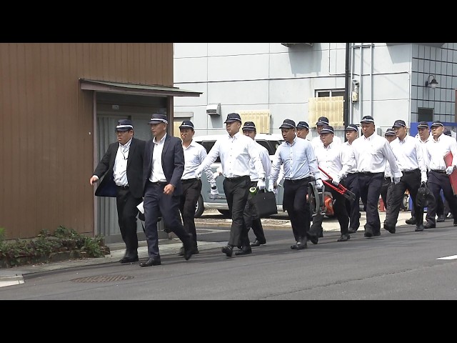 【大阪や！】山口組系弘道会傘下の暴力団事務所に大阪府警が家宅捜索　なかなか開かないシャッターに捜査員「早よ開けろ！」【捜索の一部始終】