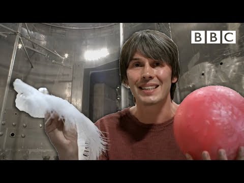 Une boule de bowling tombe-t-elle plus vite qu'un plume? réponse en vidéo