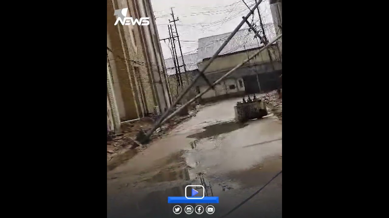 سقوط محولة وسط شارع احد الاحياء السكنية في النجف جراء الامطار الغزيرة