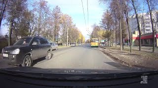 Dok je prelazila cestu, na pješačkom ju je udario automobil. Njena reakcija? Ovako nešto još nisam vidio! (VIDEO)