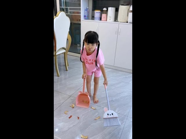 不就是讓你掃個地，至於嗎，聽到爸爸回來委屈壞了😂 #喜愛度激勵計劃 #快成長計劃 #潮流生活成長之星