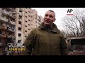Kiev: Bomberos rescatan a personas de un edificio tras un ataque con misiles rusos.  - 01:44 min - News - Video