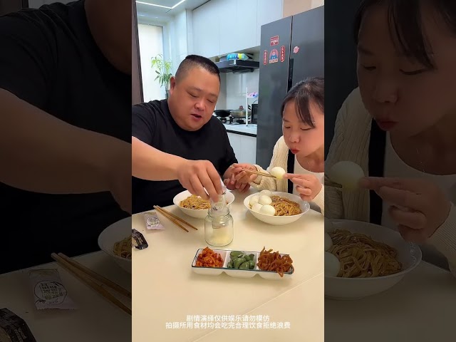 自私老公想獨吞雞腿，不料被婆婆發現，雞腿和雞蛋都被媳婦吃掉了