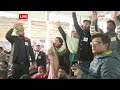 श्रीनगर: PM Modi के रैली मंच पर पहुंचते ही देखिए किस तरह भीड़ उत्साहित हो गई  - 02:22 min - News - Video