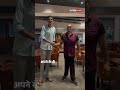 अपने से भी लंबे इंसान से मिले The Great Khali | ABP News Shorts  - 00:18 min - News - Video