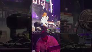 Shania Twain slips and falls during Queen of Me concert in Tinley Park/Chicago, Illinois