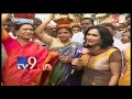 Lal Darwaza Bonalu - DK Aruna prays for Congress poll victory