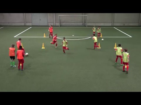 Fussballübung: Passen und Freilaufen