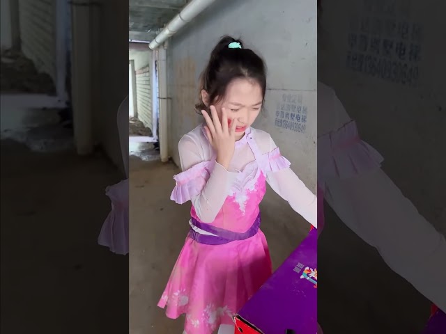 这样的友谊太感人！！唐老六打工给小女侠买糖葫芦!#斗罗大陆 #唐老六 #神奇女侠