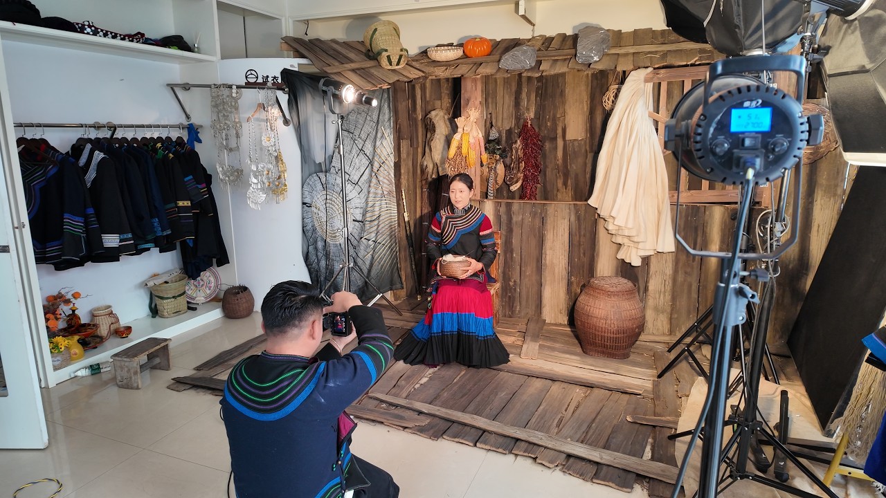 Un couple contribue à préserver les costumes et la culture traditionnels Yi grâce à la photographie