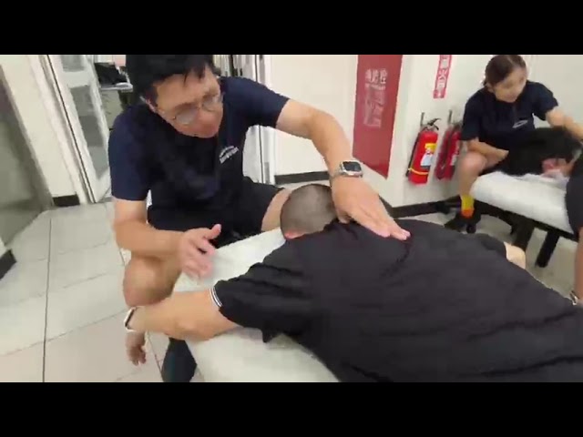 五分局東山所歡慶警察節 運動按摩師為波麗士抓龍鬆一下