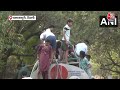 Delhi Water Crisis: दिल्ली में भीषण गर्मी के बीच Chanakyapuri में पानी के लिए टैंकर के पीछे भागे लोग - 02:25 min - News - Video