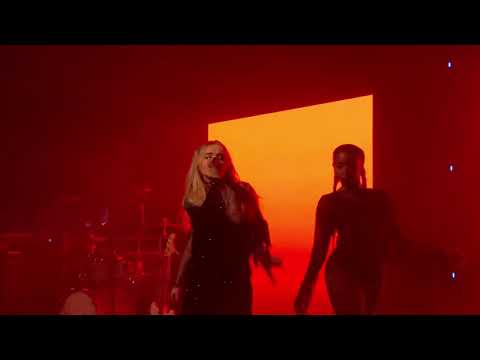 Sabrina Carpenter Hold Tight Ft Uhmeer Live In Philly