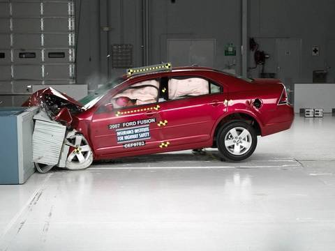 Видео краш-теста Ford Fusion США с 2008 года