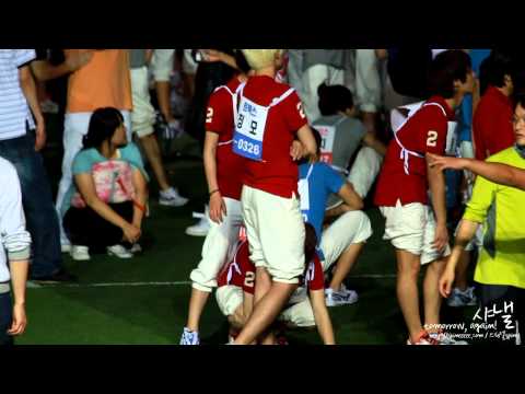 100914 Taemin sitting on Key's shoulder @ Idol Sport Competition HD