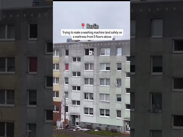 Umzug in Berlin😂 Trying to make a washing machine land safely on a mattress from 5 floors above