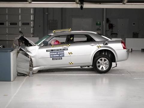 Видео краш-теста Chrysler 300 2004 - 2010