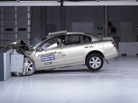 Video Crash Test Nissan Altima 2002 - 2006