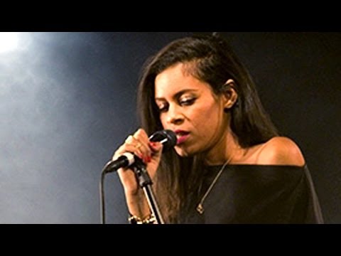 AlunaGeorge Perform