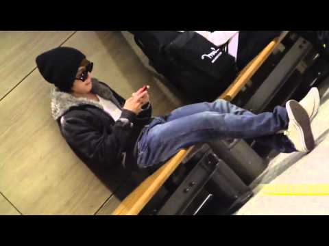 fancam 110406 Inside Incheon Airport Customs - Donghae focus