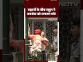 Lok Sabha Election Result 2024: Congress 100 Seats के करीब, Rahul Gandhi ने Supporter को लगाया गले  - 00:19 min - News - Video