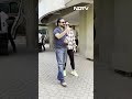 Saif Ali Khan Kareena Kapoor के साथ अस्पताल से घर लौटे