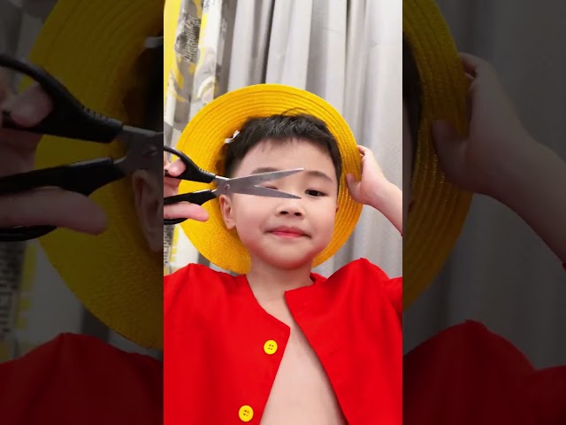 小路飞不小心把果果头发烧掉了 #海贼王 #路飞