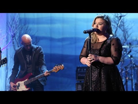 Kelly Clarkson Performs 'Invincible'
