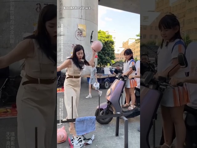 Người lạ đập vỡ mũ bảo hiểm của bé gái giữa phố #shorts